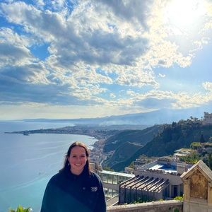 Meet your Posher, Caitlin